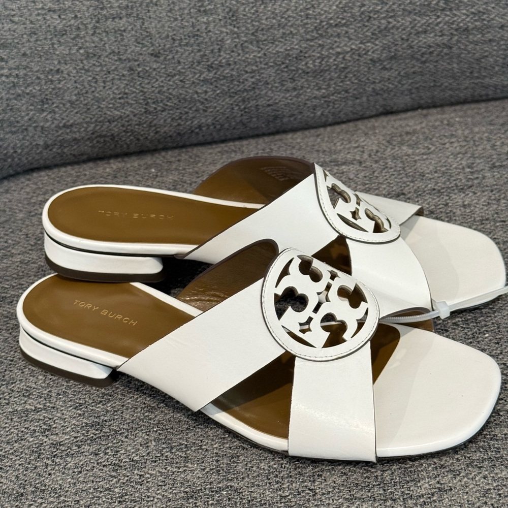 Tory Burch White Sandals with white Medallion - Picture 10 of 10